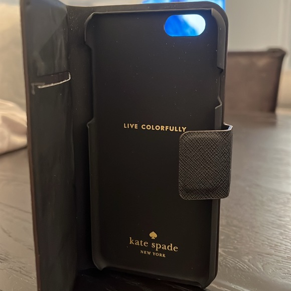 Kate spade phone case with magnetic closure - Picture 3 of 7